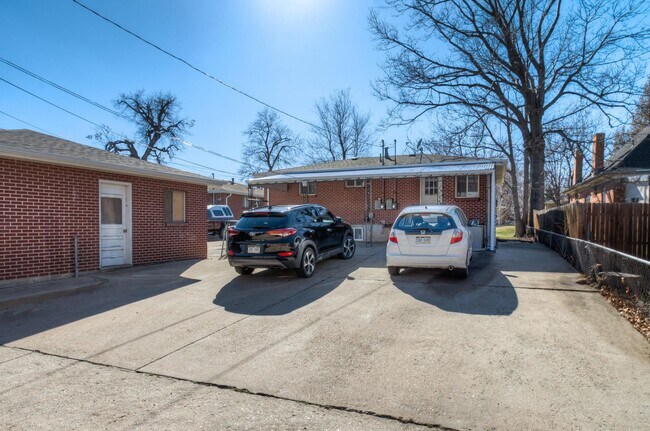 Building Photo - Roomy Sunnyside Duplex with Finished Basement in a Prime Location