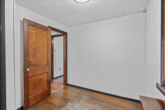 Building Photo - Gorgeous 3 bedroom home in Clairton availa...