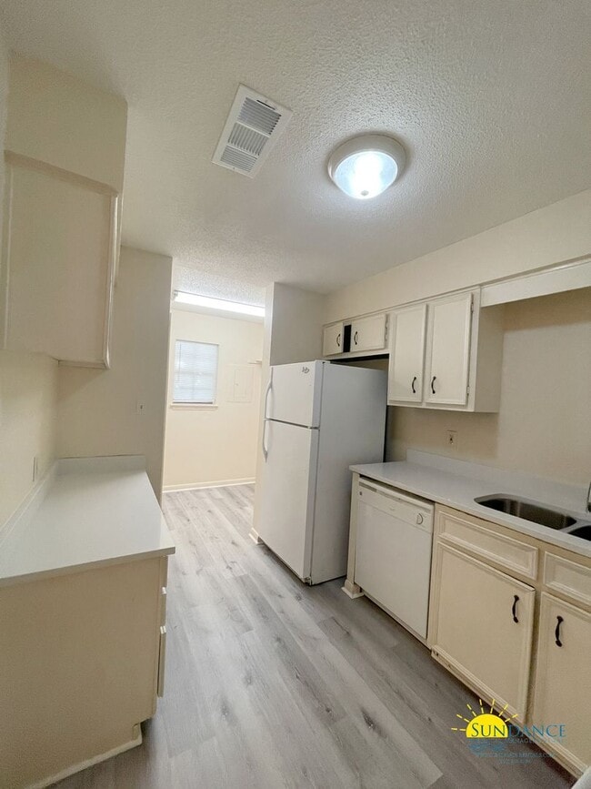 Building Photo - Great Centrally Located 2 Bedroom Townhous...