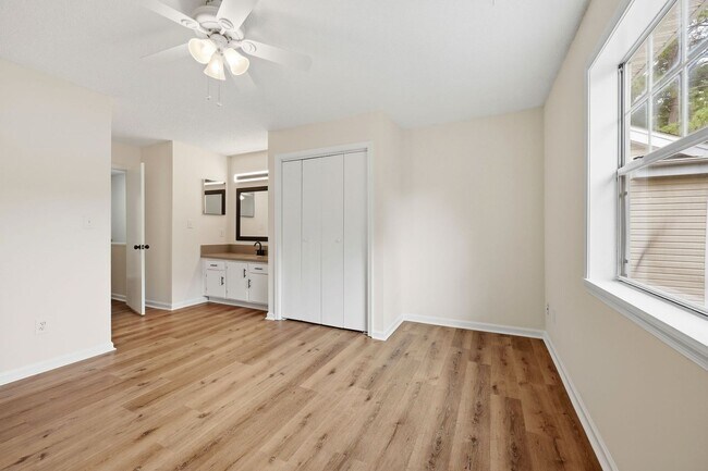 Building Photo - Updated 2BR Townhome in Prime Chapel Hill Location with Pool & Tennis!