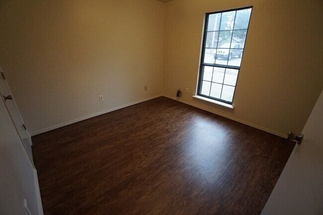 Building Photo - 3 BR, 1 BTH, 1 car garage