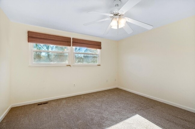 Building Photo - 152 Fairfield Dr