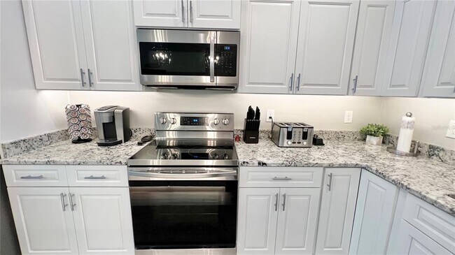 Building Photo - 6980 SW 179th Ave Rd