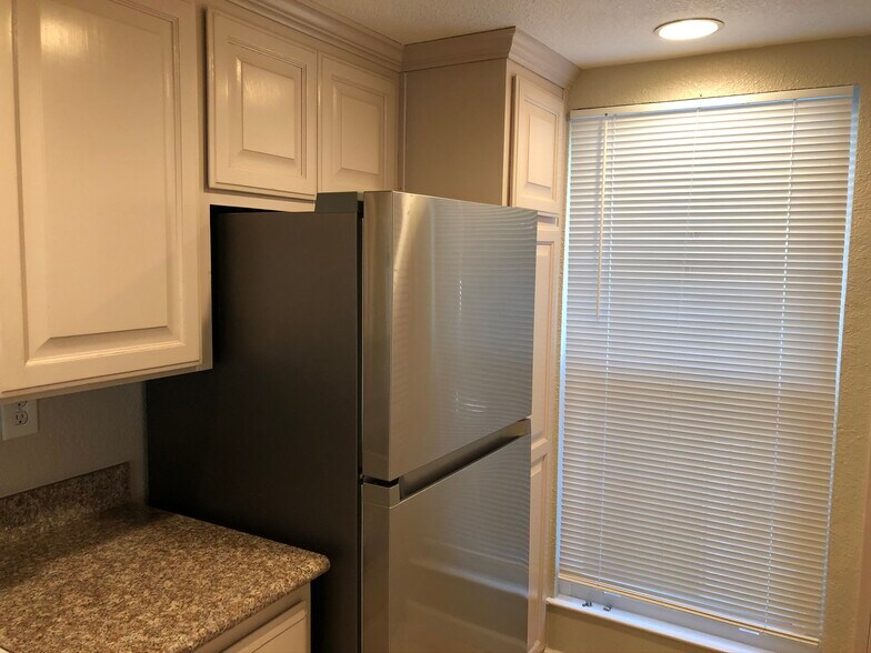 Kitchen - 24352 Dover Ln