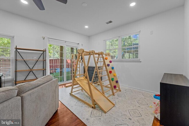 Building Photo - 21622 Monmouth Terrace
