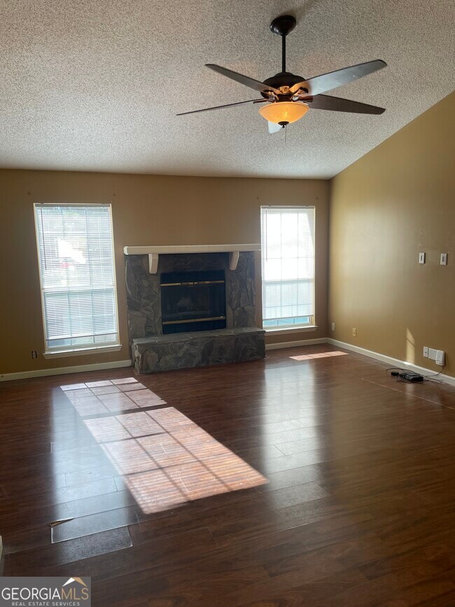 Building Photo - 108 Acorn Ct