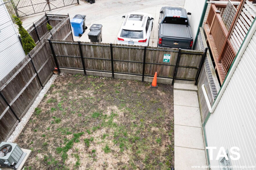 Building Photo - 3023 N Oakley Ave