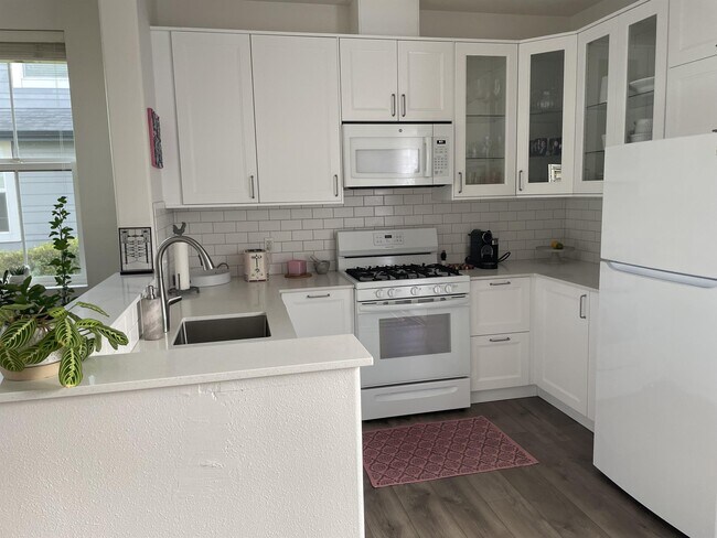 Building Photo - 1635 Hamlet Ln