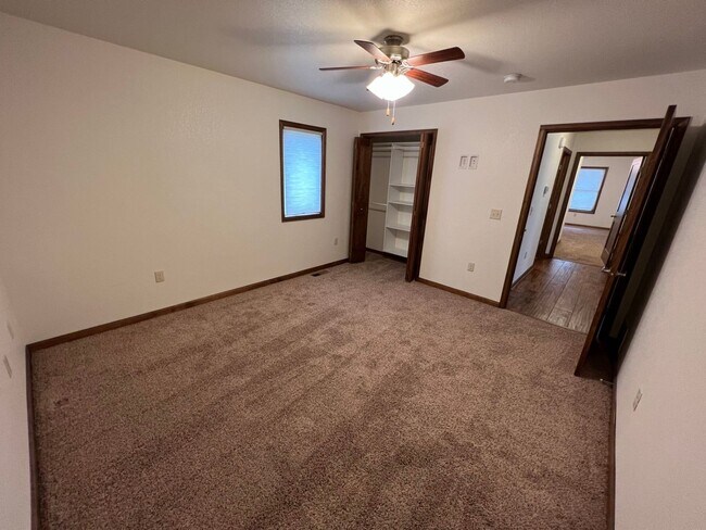 Building Photo - 409 S Broadway Ave