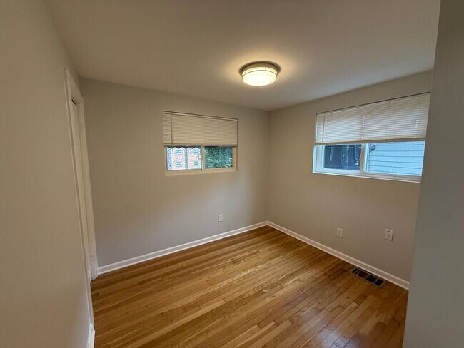 Building Photo - 5425 Stewart Ave