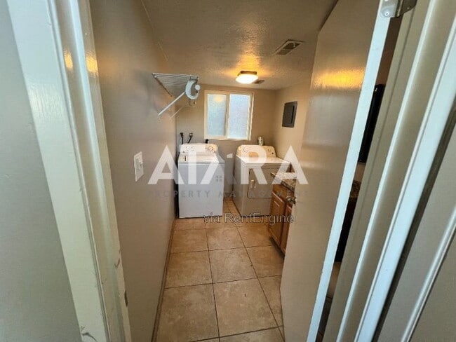 Building Photo - 5875 Highland Dr