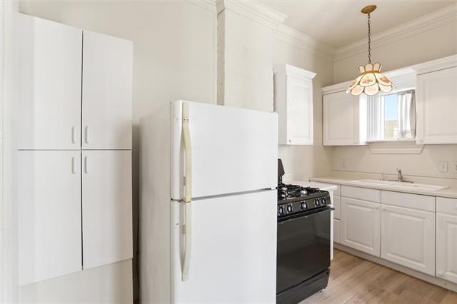 Building Photo - 2423 Annunciation St