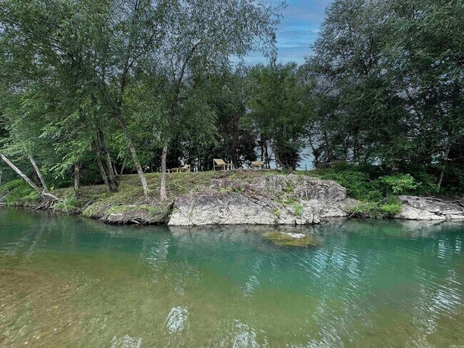 Building Photo - 896 Vaughn Rd