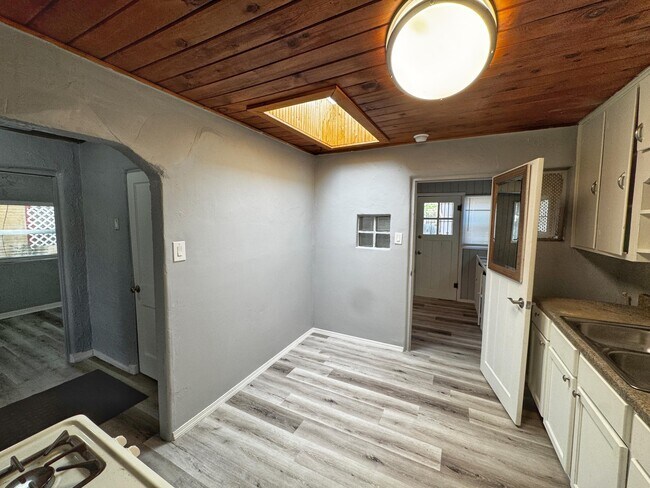 Building Photo - 426 Headingly Ave NW