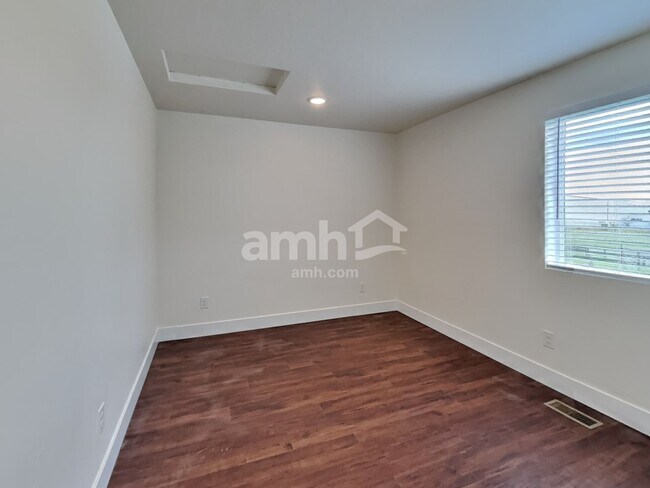 Building Photo - 11535 W Mesquite St