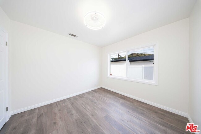 Building Photo - 8432 Glenoaks Blvd