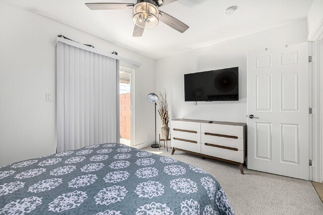 Building Photo - "Charming 1-Bedroom Townhouse in Phoenix –...