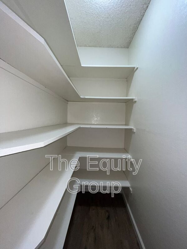 Building Photo - 1420 W Elowin Ave