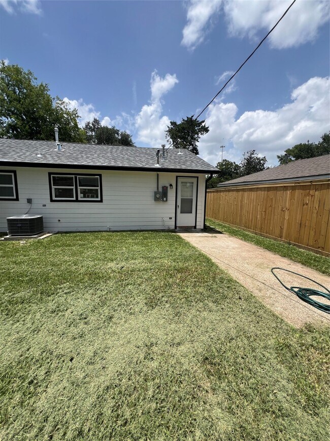 Building Photo - 7613 Lady St