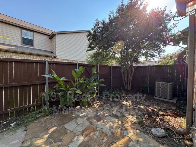 Building Photo - 900 Englewood Ln