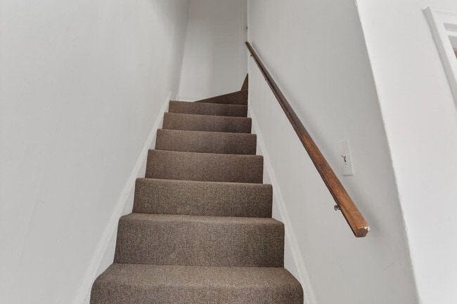 Building Photo - 6133 Parkway Dr