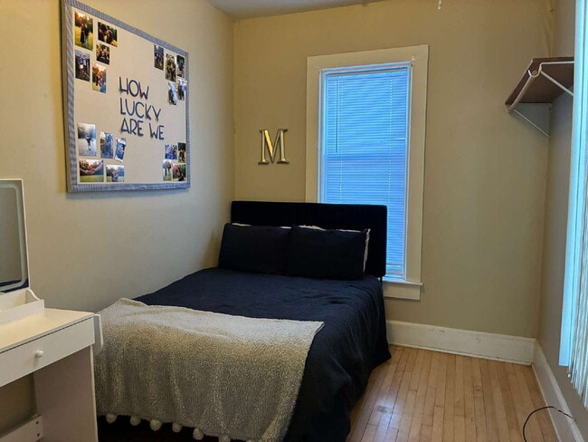 Building Photo - 4 Bedroom, 2 Full Bathroom Home With Central Air & Large Yard