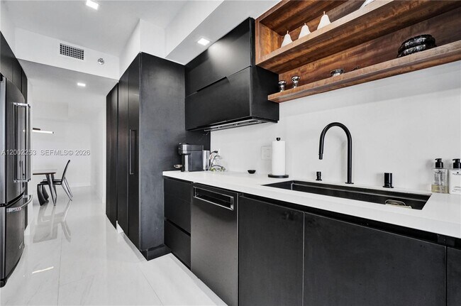 Building Photo - 20281 E Country Club Dr