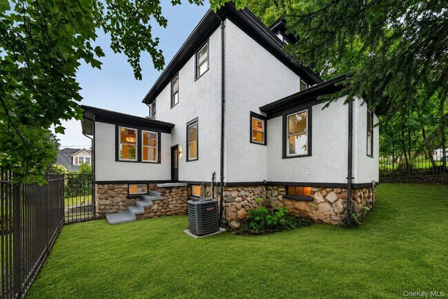 Building Photo - 16 Maple Ave
