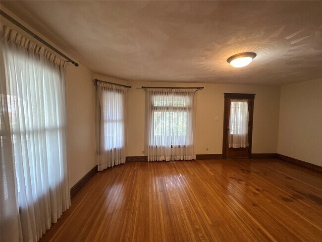 Building Photo - 27 Schubert St