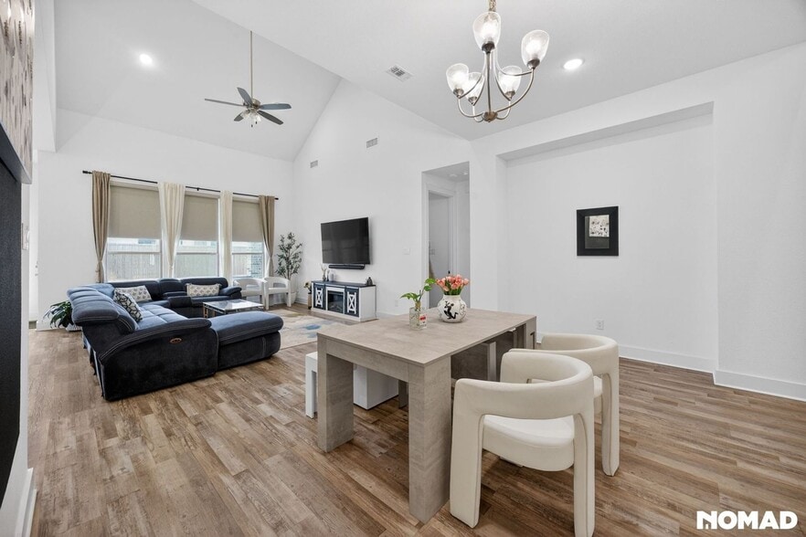 Building Photo - 1120 Saddle Ridge Dr