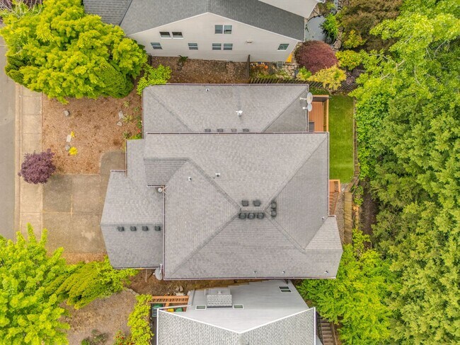 Building Photo - Stunning, spacious 4-bdrm/4-bath in Tigard. Fireplace, massive decks, next to nature