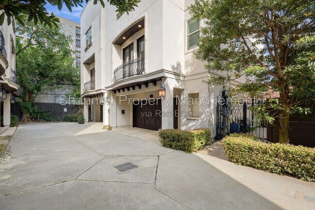 Building Photo - 1108 Peveto St