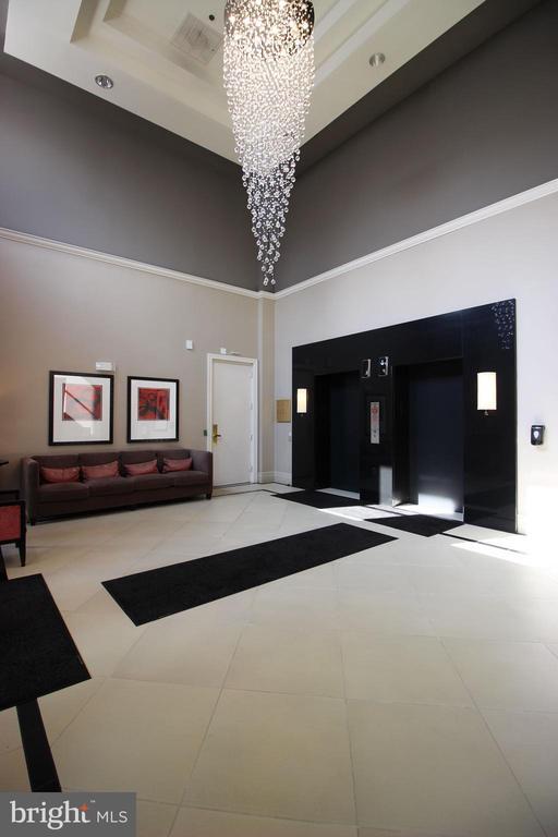 Building Photo - 1641 International Dr