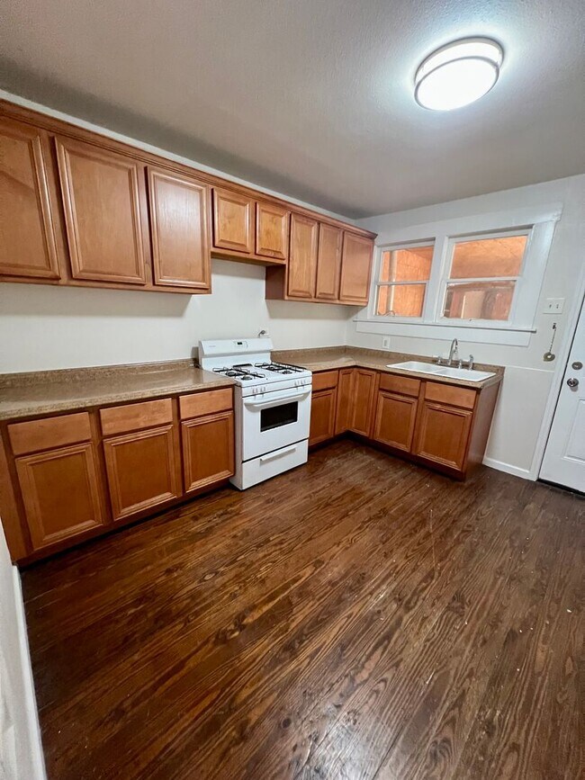 Building Photo - Cute 2/1 Home in West San Antonio