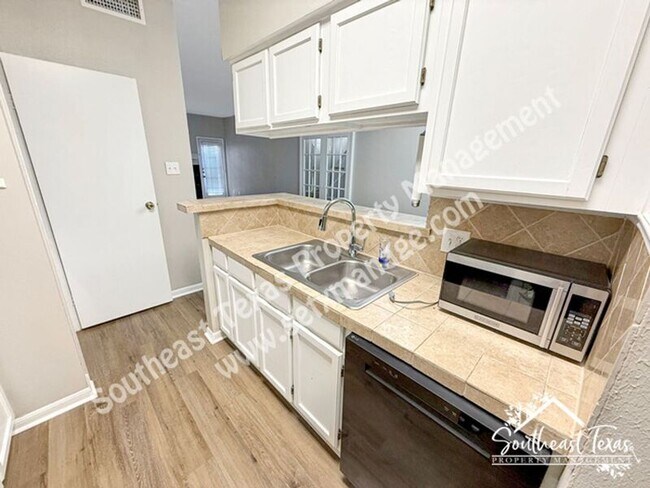 Building Photo - 1620 Wellington Pl
