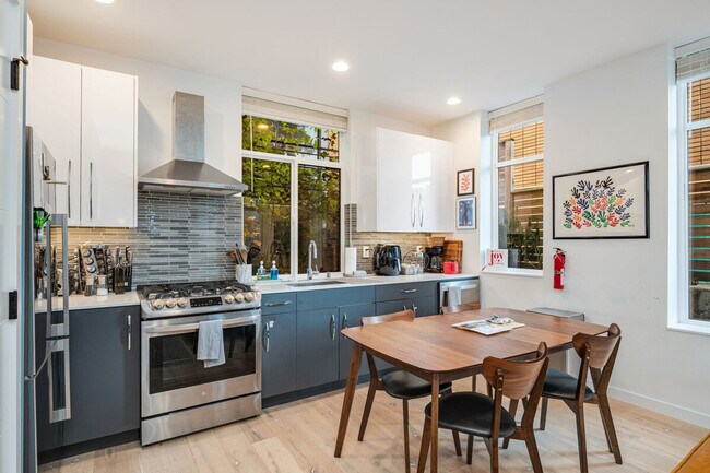 Building Photo - 764A Belmont Pl E