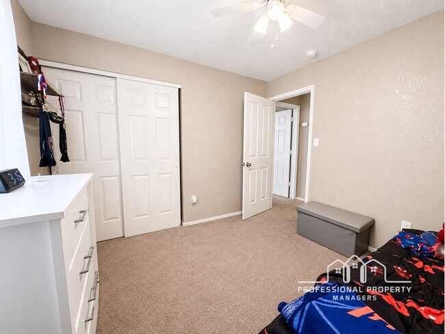 Building Photo - “Spacious 4-Bedroom, 2-Bath Home with Solar Panels in Yuma”