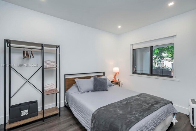 Building Photo - 870 NE 82nd St