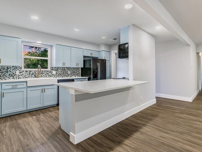 Building Photo - 353 San Gabriel Oaks Dr