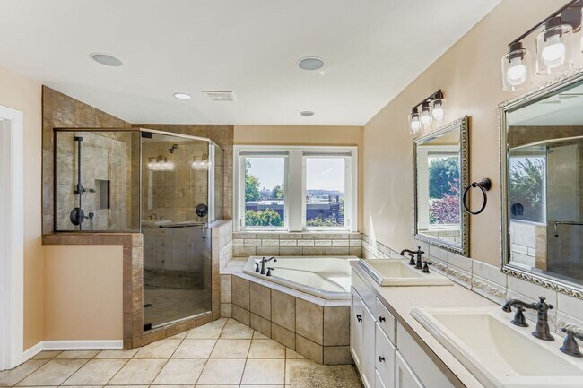 Building Photo - 4bd/3.25ba Kirkland house
