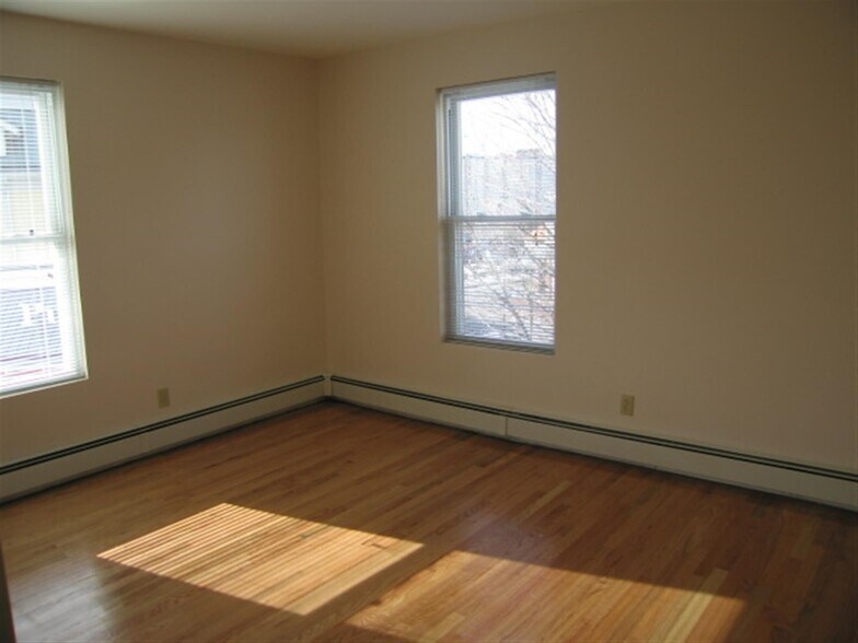 Building Photo - 344 Putnam Ave