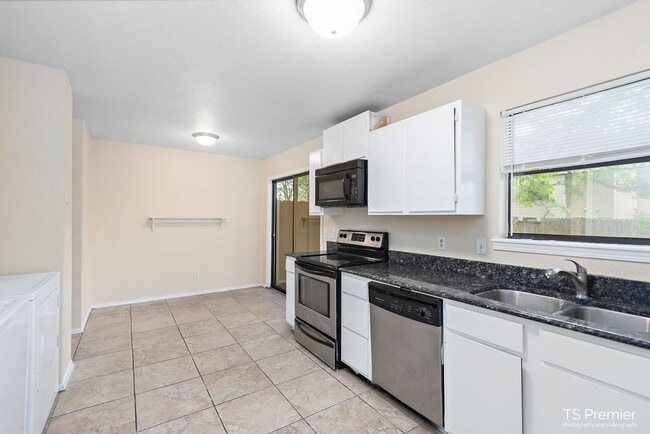 Building Photo - 3 bedroom Townhouse in east Fayetteville