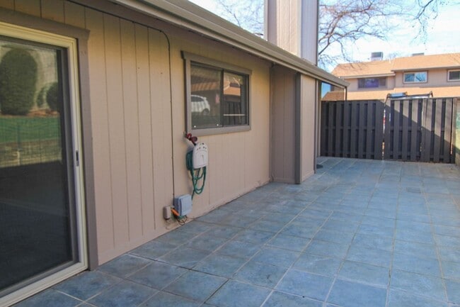 Building Photo - Remodeled Redding Condo!