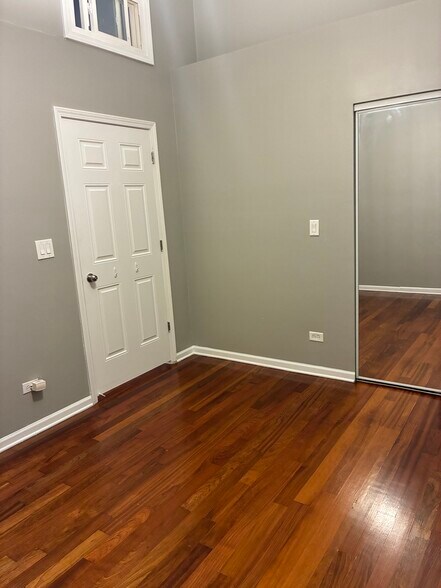 Building Photo - 521 N Racine Ave