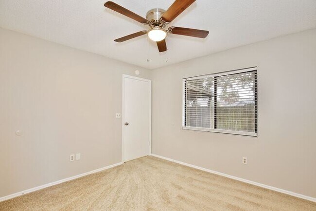 Building Photo - Spacious 4/3 Home with a Fenced Backyard and a 2 Car Garage in Hollowbrook - Winter Springs!