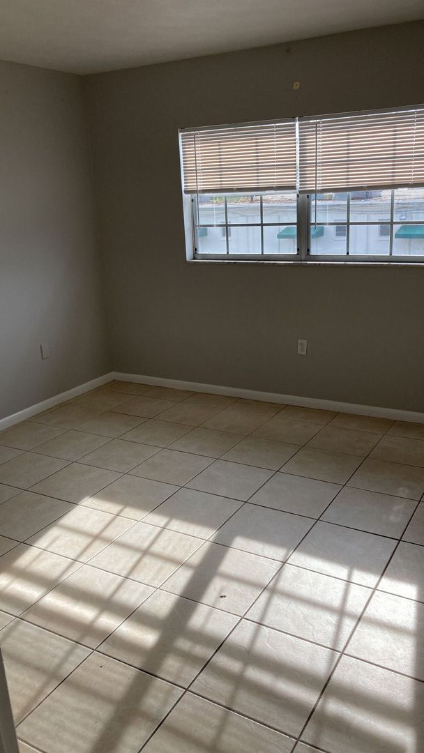 Building Photo - One Bedroom Rental in South Tampa!