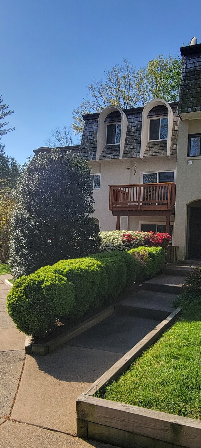 Building Photo - 1632 Valencia Way