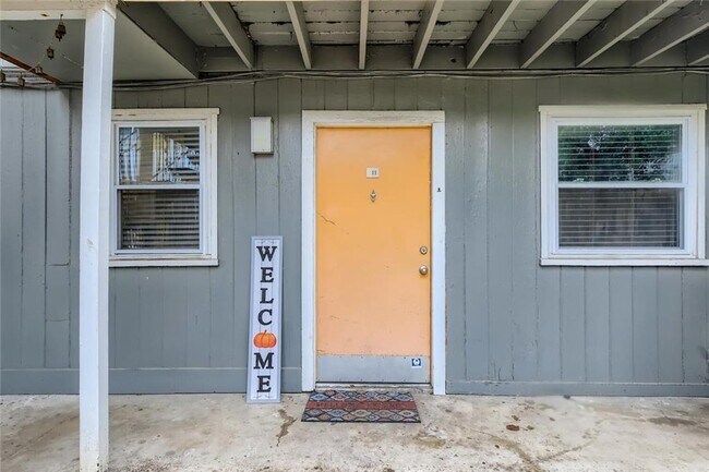 Building Photo - 2401 Manor Rd