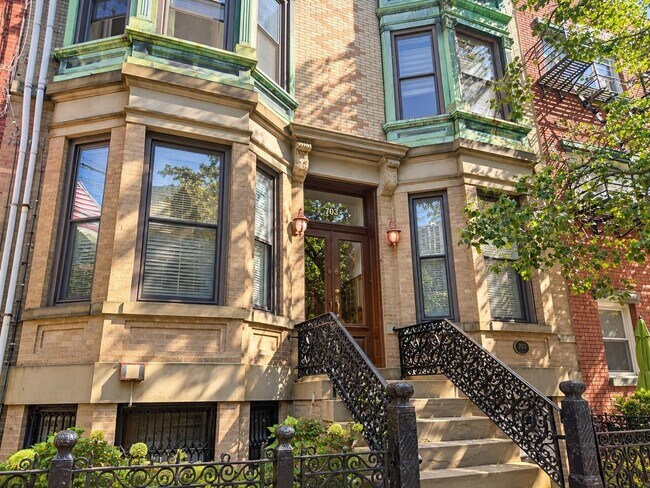 Building Photo - 703 Park Ave