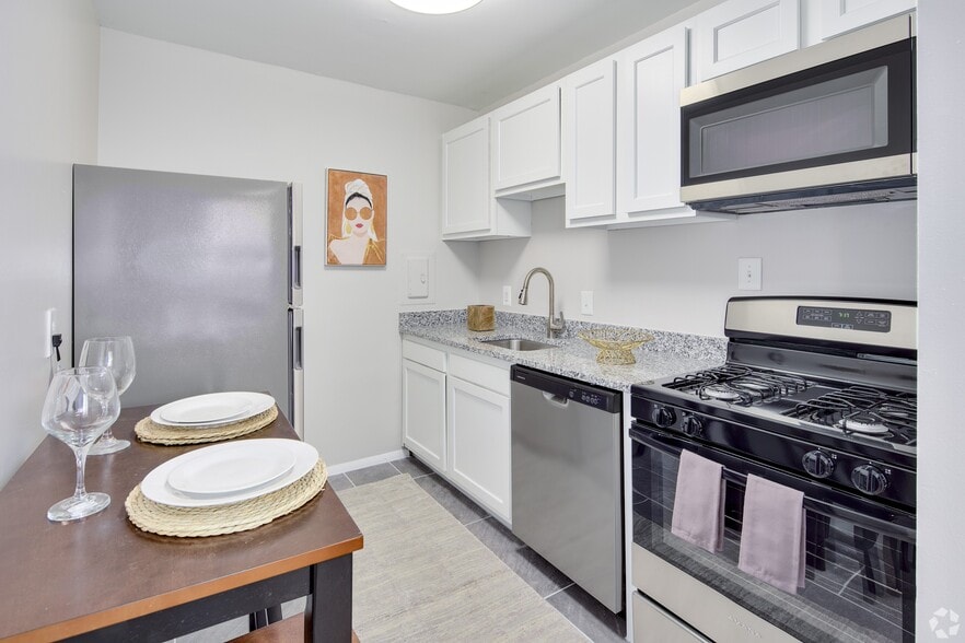 Building Photo - Finian's Court Apartments